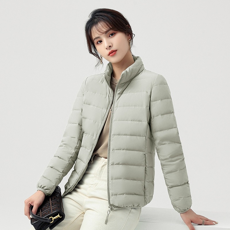 ダウンジャケット女性のための 2025 新しいスタイルショートスタンドカラー軽くて薄いシームレスなファッション 90 ダウン暖かいダックダウンジャケット女性のためのトレンディな