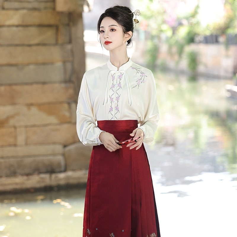 ワンピースドレスドレス2025スタイル 雰囲気のある赤い織られたゴールデンメイクアップ馬の顔スカートスーツスカートデイリーミンミング漢服