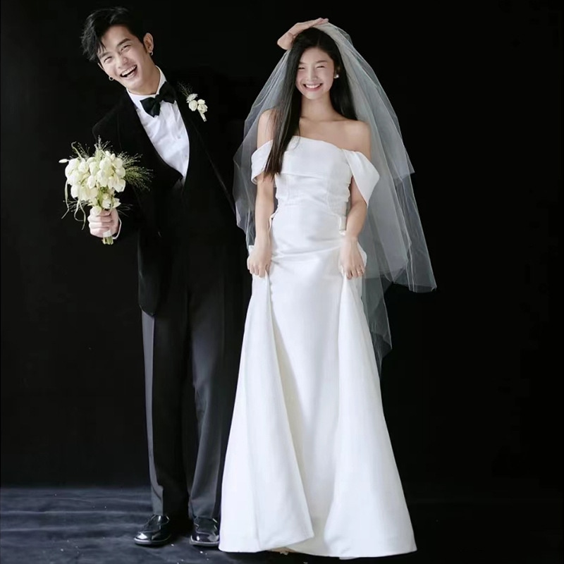 花嫁の婚約のためのワンショルダーサテンウェディングドレスシンプルでスリムなガーゼフォレストスタイル旅行写真ガーゼイブニングドレス女性用