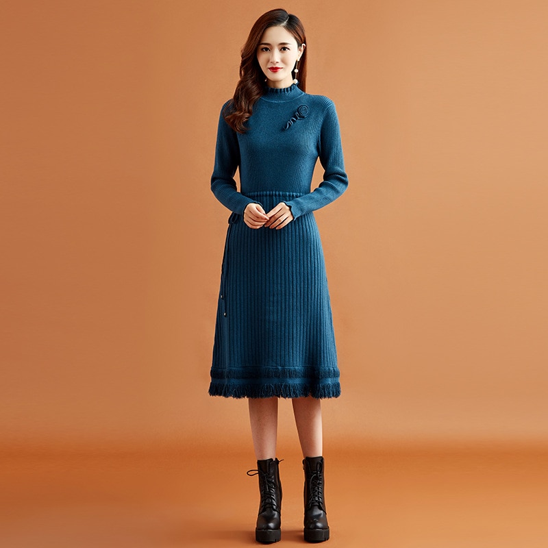 セーターの女性の中で長い年の新しい秋冬服は腰を収めてやせているセーターのスカートにコートのニットワン