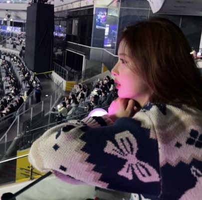 NMIXXソルユン着用,バーニークロップジップアップニットクリーム色