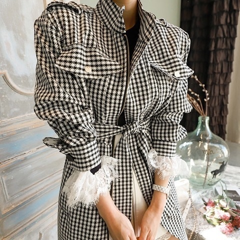 アウター コート ジャケット レディース 春 きれいめ 軽い ひざ丈 膝上 長袖 Vネック 襟付き フレア セミフレア ベルト ウエストマーク 前開き 黒 ブラック 大人カラー モノトーン 秋カラー