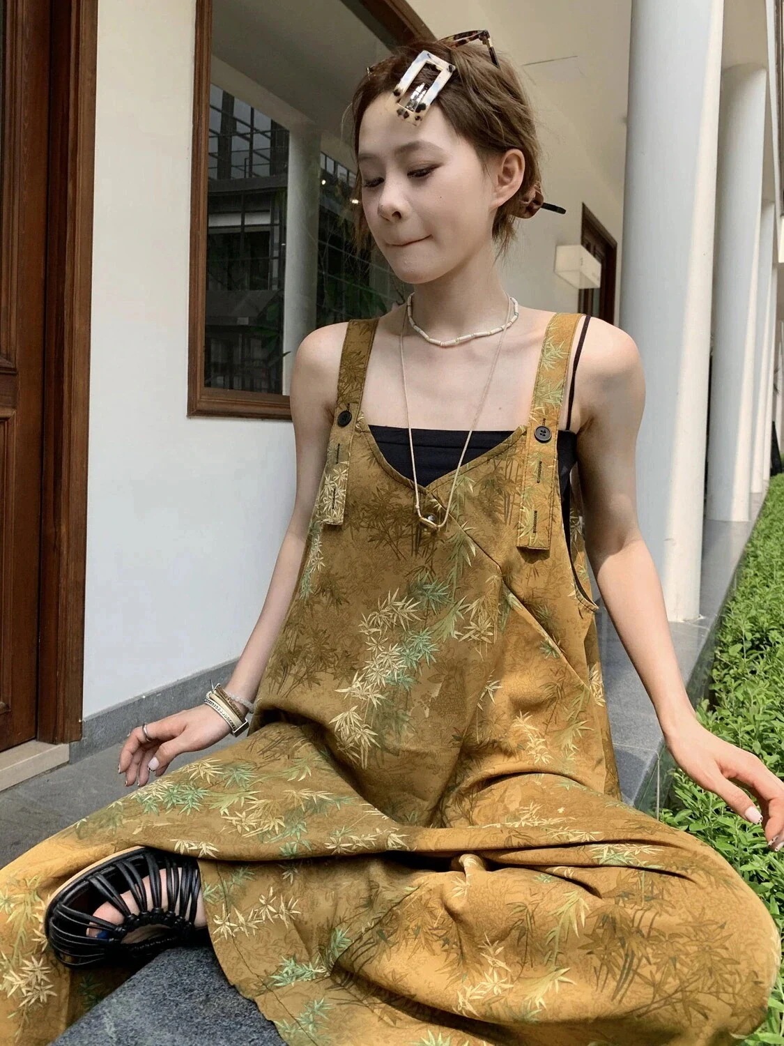 ゆったりカジュアルVネックタイツ夏涼しげ白マスタードグリーンバックワイドパンツ 着痩せ 百掛け サロペット 2024オールインワンセットアップサロペット