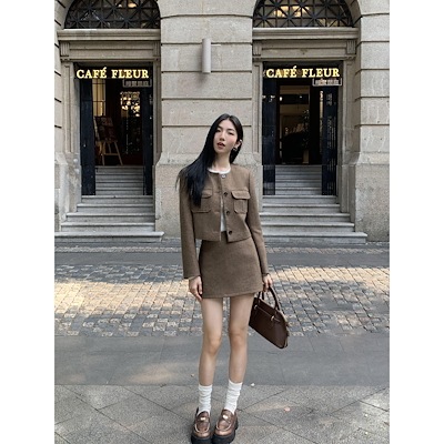 ムルバン茶色のレトロな短い香りの毛はコートの女性の秋冬のウールの人の字の紋様のカジュアルなラシャの西です