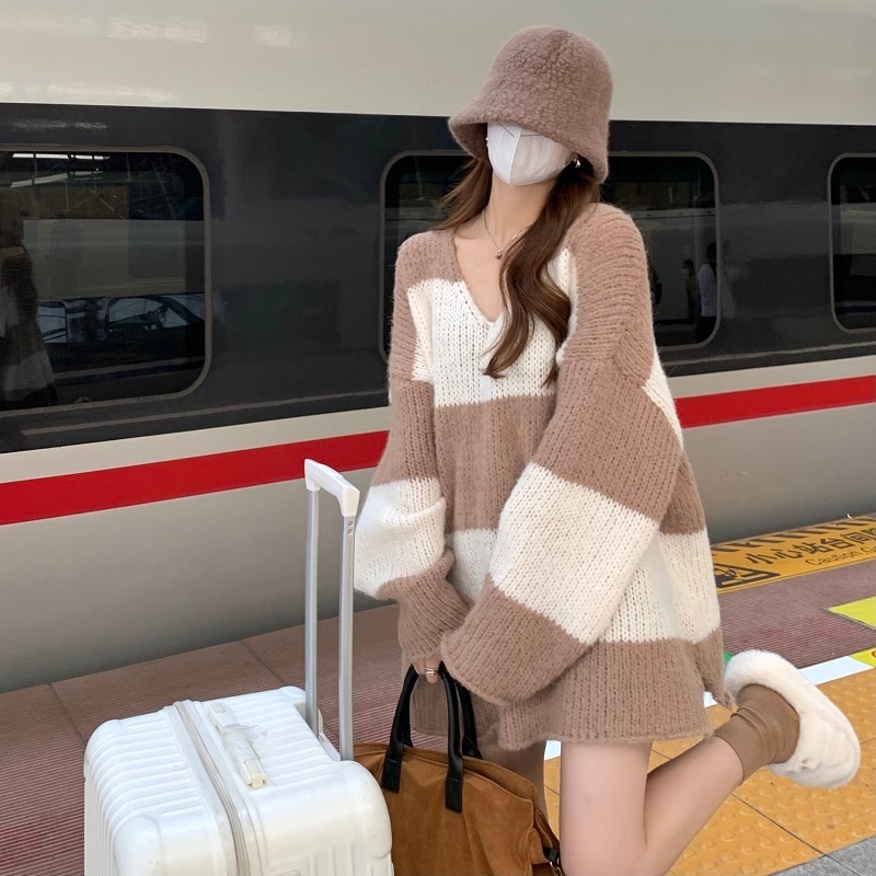 トップス セーター ミディアム丈 長袖 Vネック ストレート レディース 個性的 可愛い カジュアル お洒落 レトロ キュート とろみ感 柄 ストライプ 秋 冬 誕生日 クリスマス バレンタイン