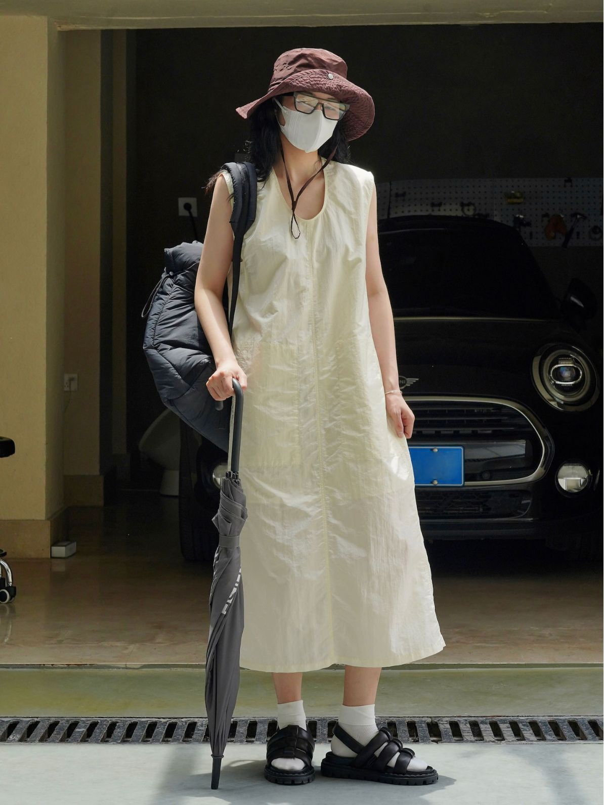 夏の新日系通勤シンプルなストレート袖なしワンピース丸襟ストラップがゆるい痩せたベストスカート女性