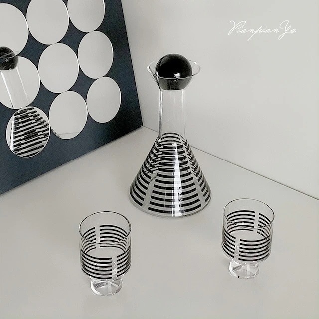 ティーポット　ピッチャー　スタイリッシュ　ティータイム　デザート　カフェ　レストラン　プレート　 デザイン　アンティーク　 　ヴィンテージ