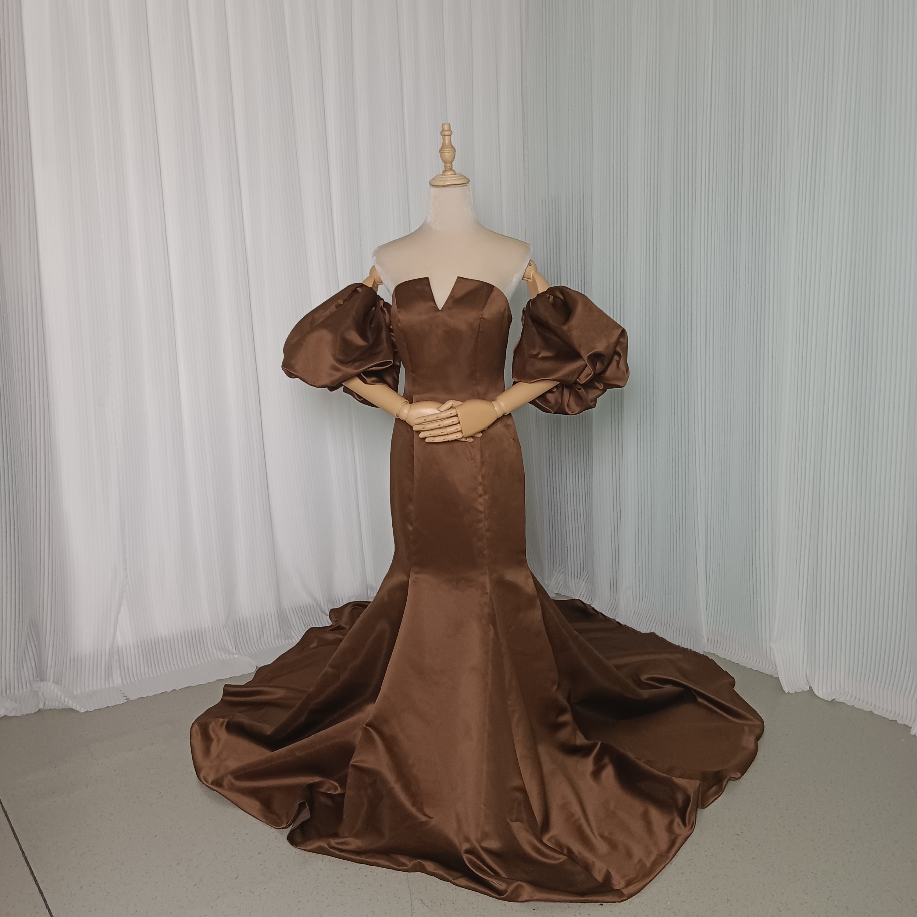 パーティードレス ベアトップ ブラウン パフスリーブ 光沢サテン マーメイドライン 細見えシルエット 演奏会
