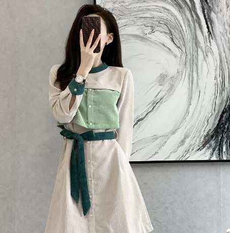 ワンピース 膝上 長袖 襟なし ノーカラー ドッキング デザイン ボタン トリム 美ライン ニュアンス ベルト ウエストマーク かわいい 大人可愛い きれいめ シンプル カジュアル 大人 上品