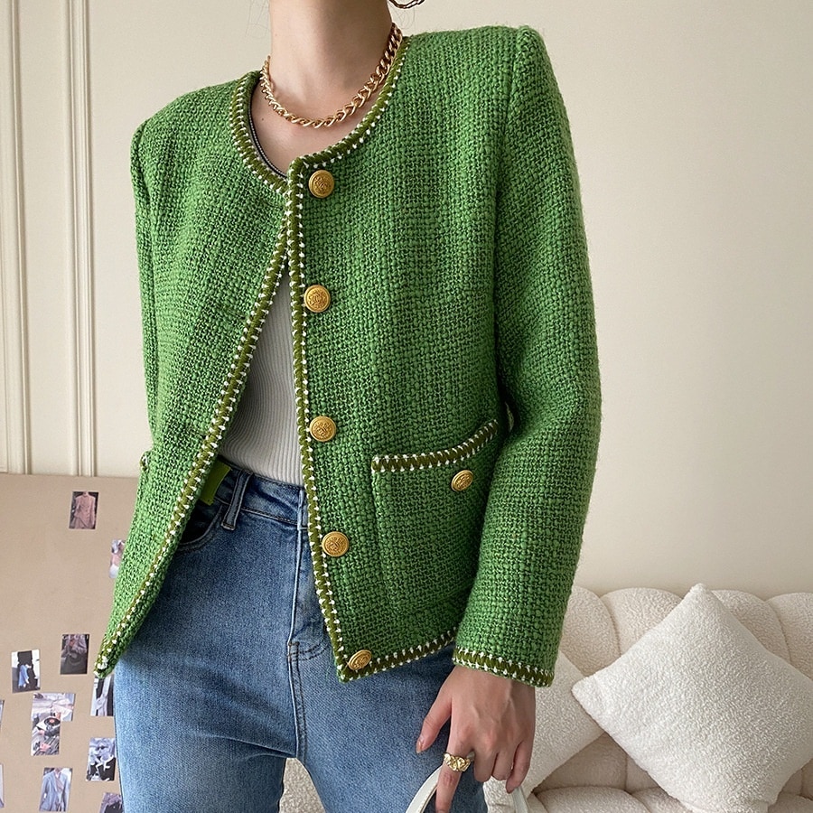 アウター ジャケット ノーカラージャケット ショート丈 長袖 前開き ポケット デザインボタン かわいい 大人可愛い きれいめ シンプル 上品 きちんと おしゃれ かっこいい カジュアル レトロ ラフ