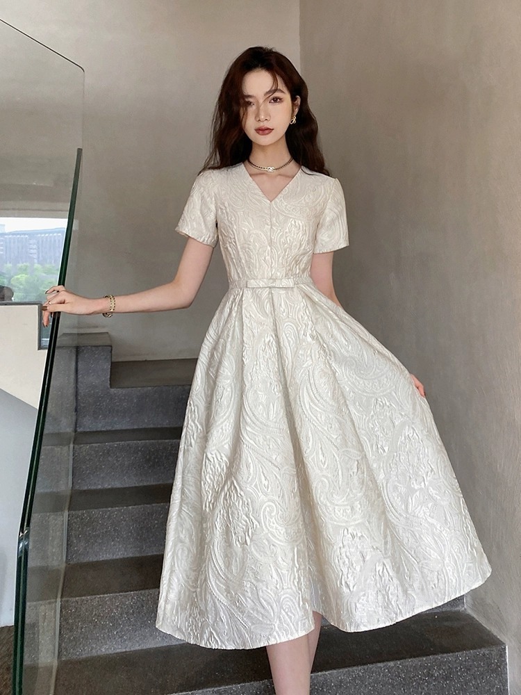 小さなドレスのスカートは贅沢感があります