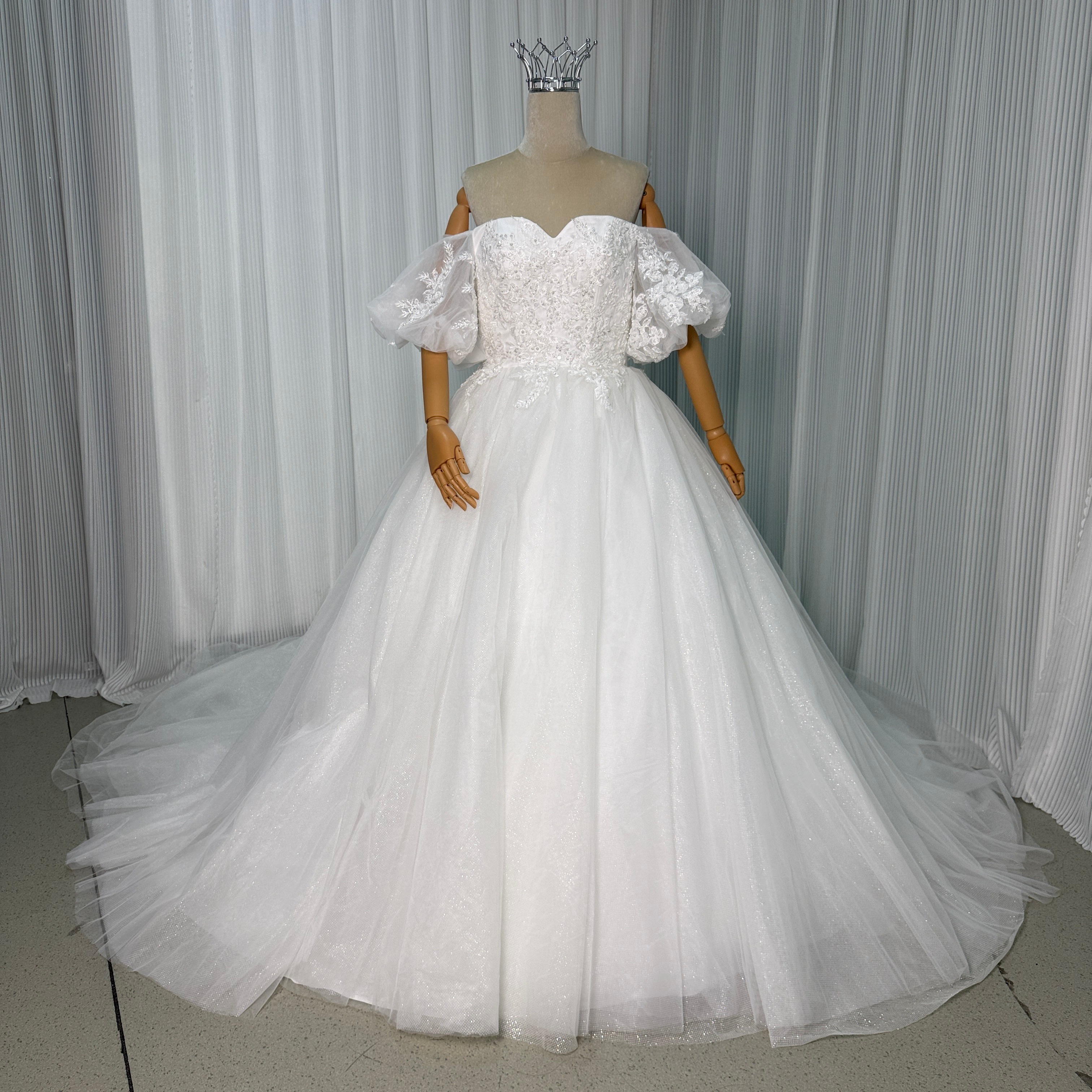 ウエディングドレス ベアトップ 上品花レース キラキラスパンコール パフスリーブ ロングトレーン 結婚式