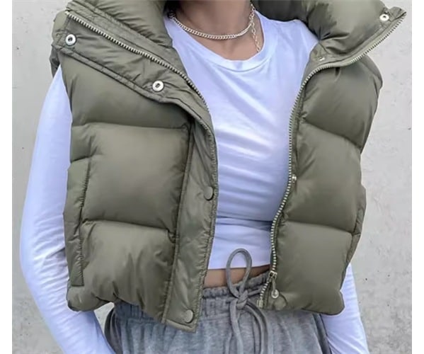レディース ジャケット ベスト アウター 上着 ダウン ダウンベスト ショート 袖なし ノースリーブ スタンドカラー ポケット ボタン 綿 大人可愛い きれいめ シンプル カジュアル 上品 おしゃれ