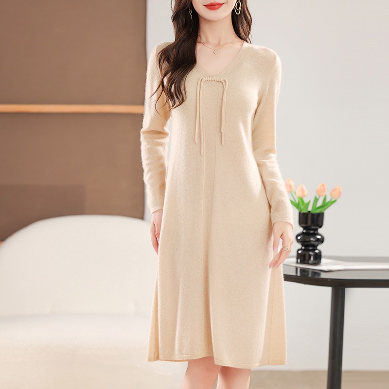 2024秋冬100純ウールvネックのシンプルなデザインのワンピース