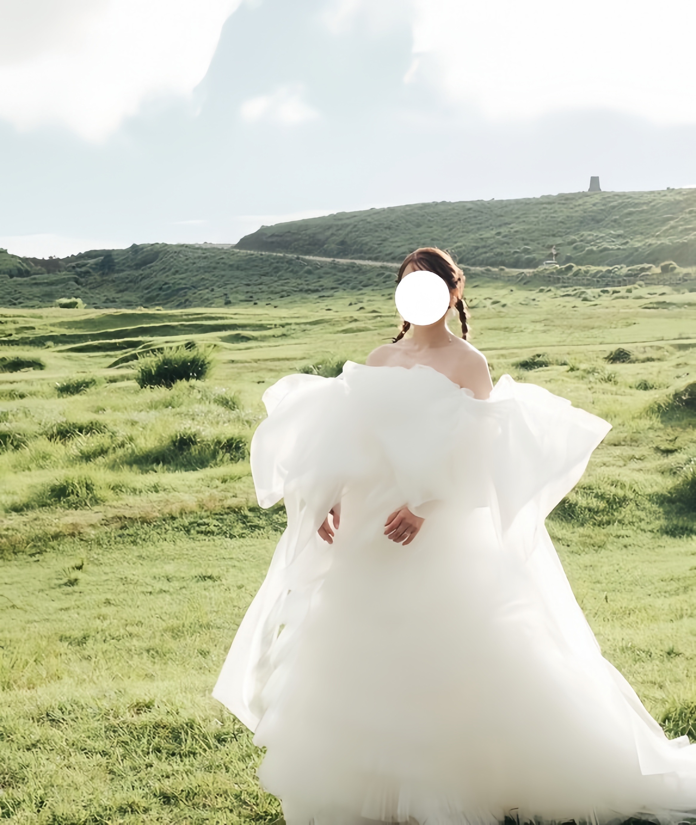 実例写真！ウェディングドレス ベアトップ リボン 柔らかく重ねたチュールスカート 可愛い 結婚式 前撮り