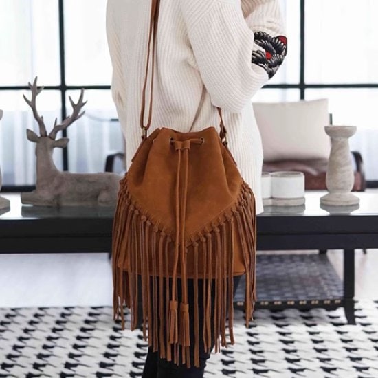 ショルダーバッグ レディース バッグ 鞄 かばん 肩掛けバッグ 斜め掛けバッグ フリンジ 巾着バッグ タッセル カジュアル お出かけ おしゃれ 個性的 ファッション 内ポケット ジッパーポケット