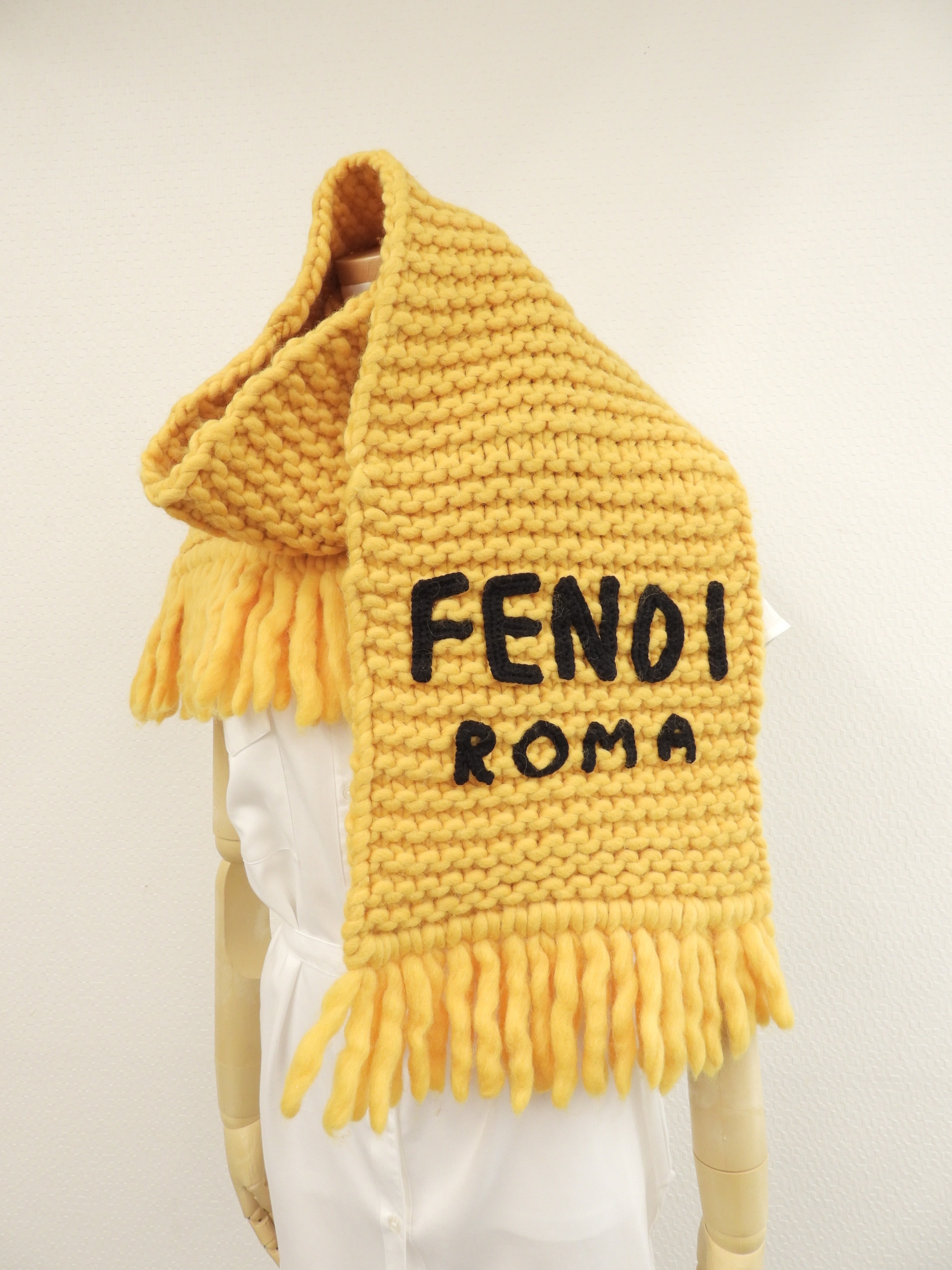 マフラー FENDIロゴ ウール80%黄 モコモコニット ネックウォーマー 新品同様@ 1