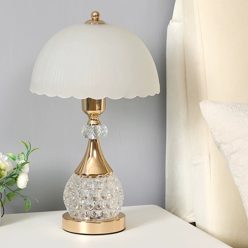 中国標準220 vハイエンドベッドルームデスクランプベッドサイドランプシンプルモダン2025新しい装飾デスクランプライトラグジュアリーハイエンド感覚