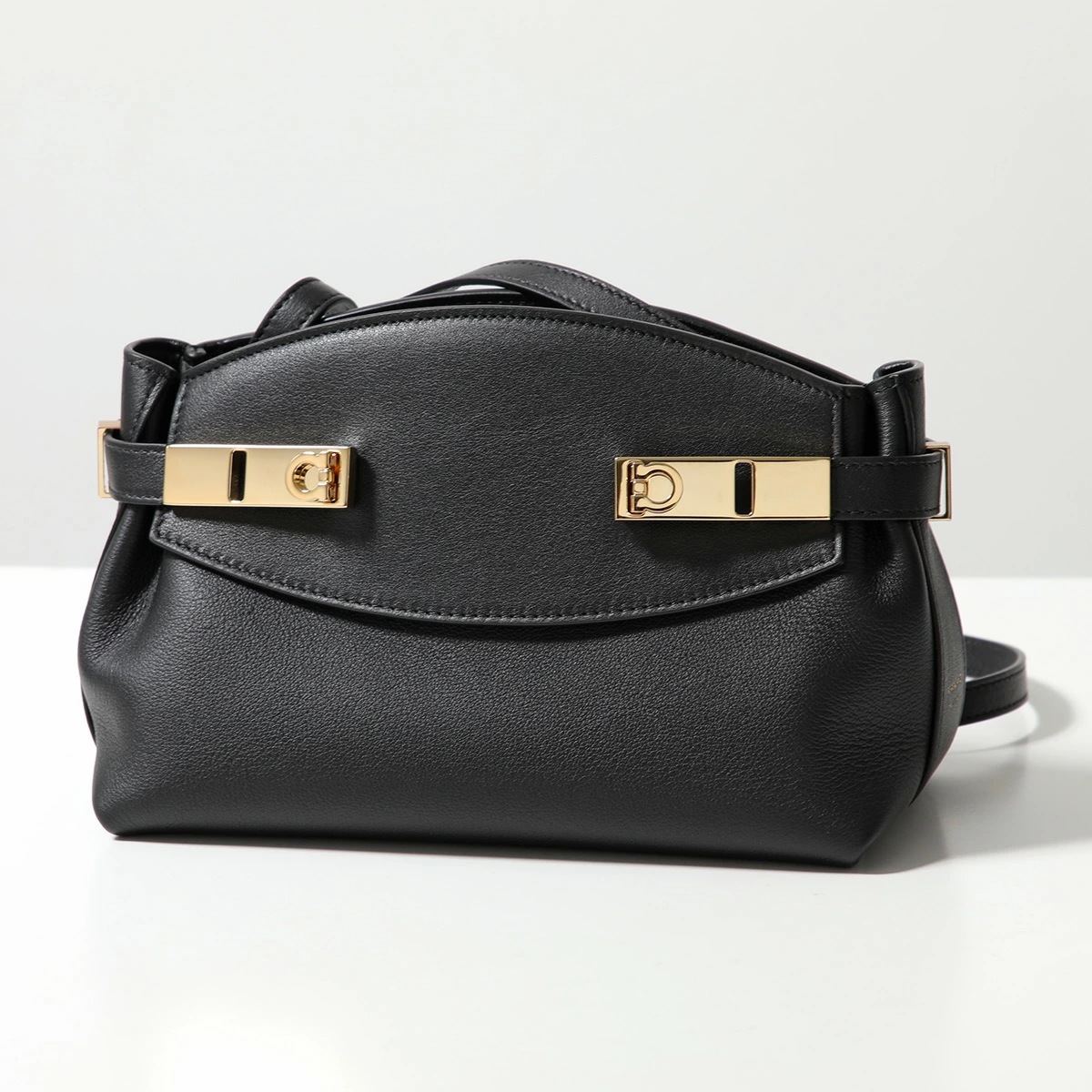 FERRAGAMO フェラガモ ショルダーバッグ HUG POUCH S ハグ 21 5974 レディース レザー クロスボディ ポシェット ガンチーニ 鞄 005