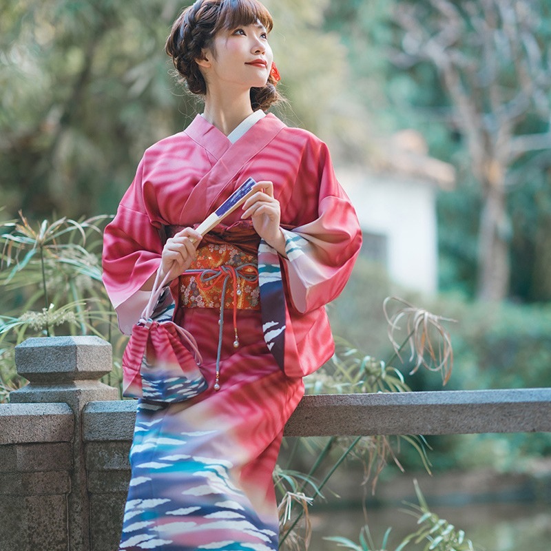 和服女性用 伝統的な正装和服 太鼓結びセット 正式な場面にも 着付け済み お祝い・成人式・結婚式に 高級感あふれる上品なデザイン 美しい刺繍と繊細な仕立て 優雅で華やかな和装