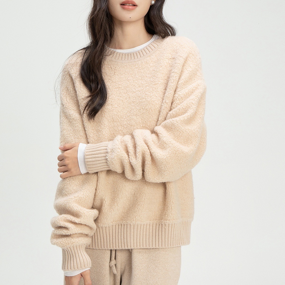 トップス セーター 長袖 ラウンドネック プルオーバー ミディアム丈 ふわふわ かわいい 大人可愛い きれいめ シンプル 上品 おしゃれ かっこいい カジュアル こなれ感 個性的 主役級 存在感