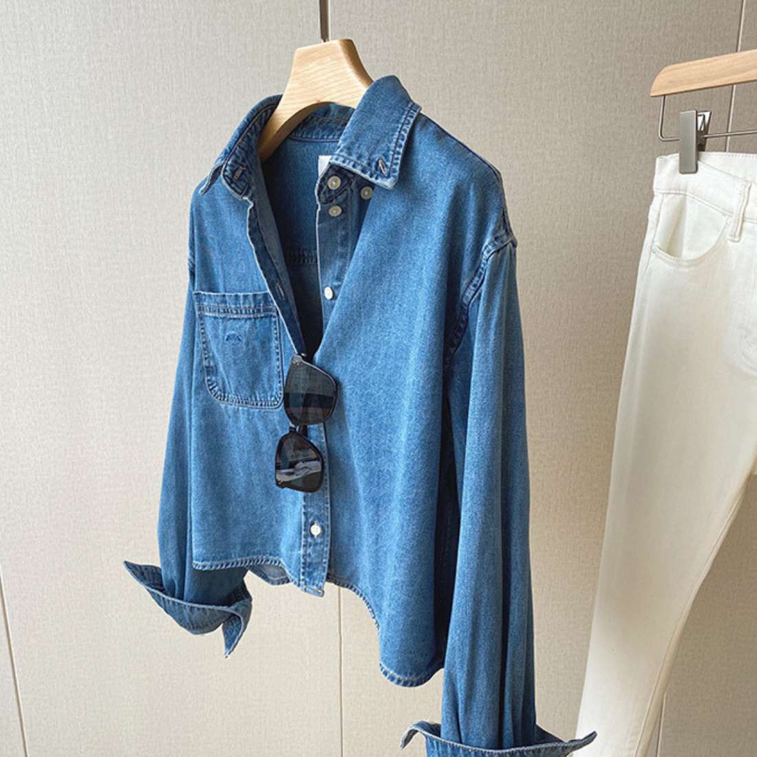 注目商品夏先まで着こなせる大人カジュアルデニムシャツ 長袖 肩掛け 羽織 アウター ライトアウター トップス ボタン きちんと感 ジャケット 上品 ジージャン ロングシーズン 通年 オールシーズン カ