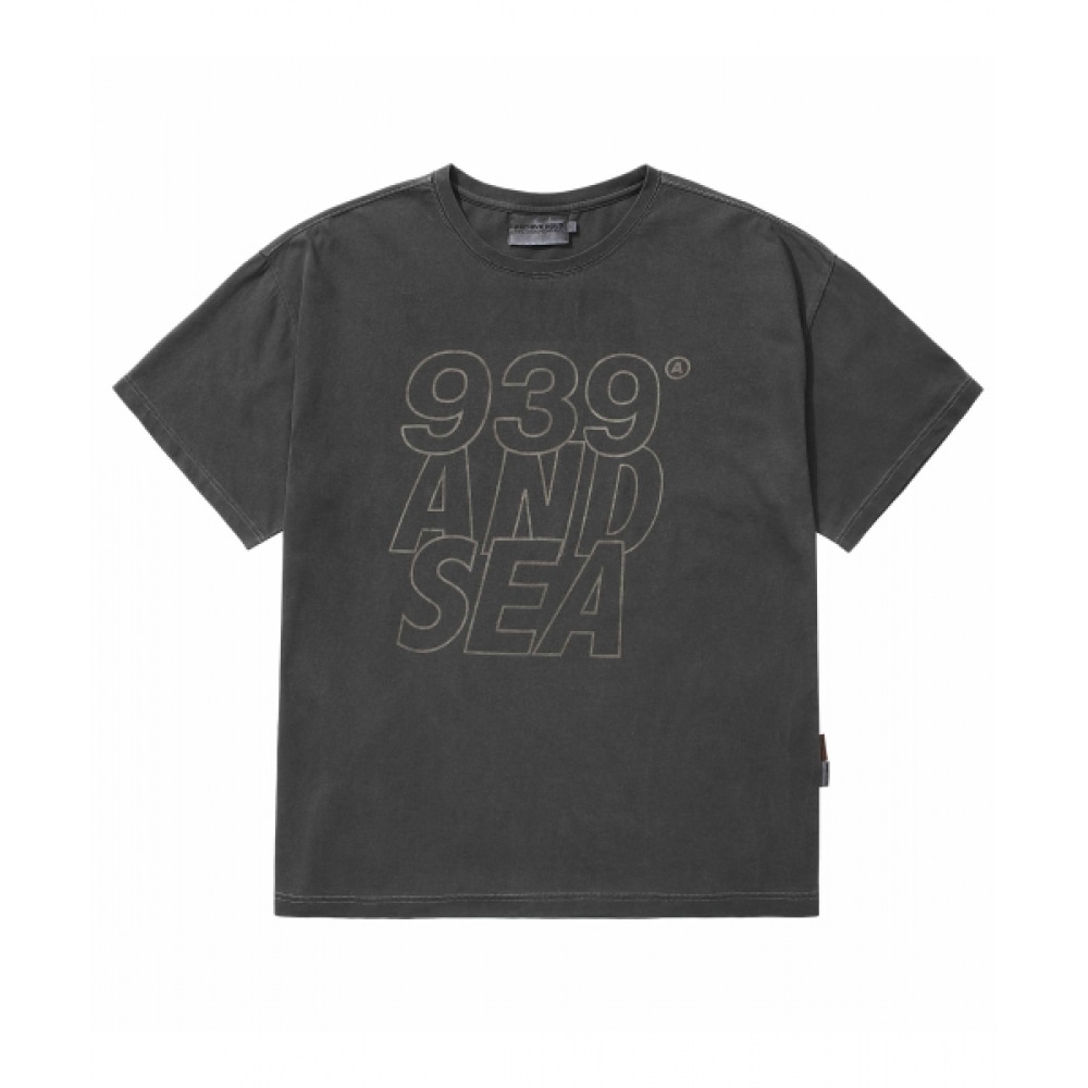 アーカイブボールドAB X ウィンドアンドシー Tシャツ (チャコール)