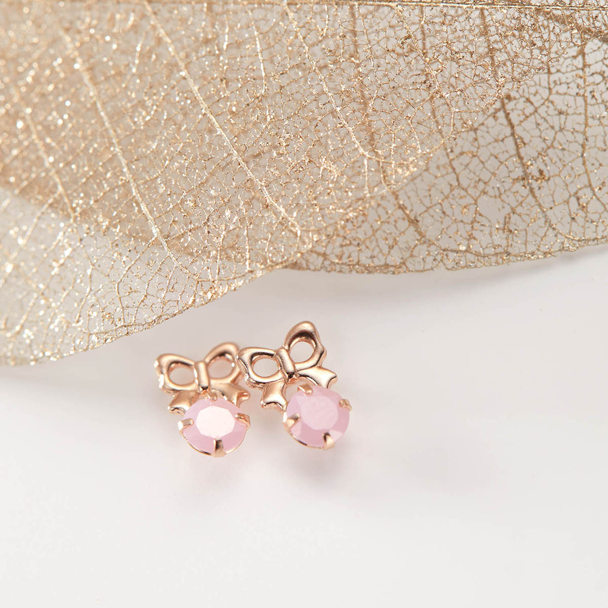 me on... K10PG キュービックジルコニアき リボン ピアス お届けまで２-３週間程度