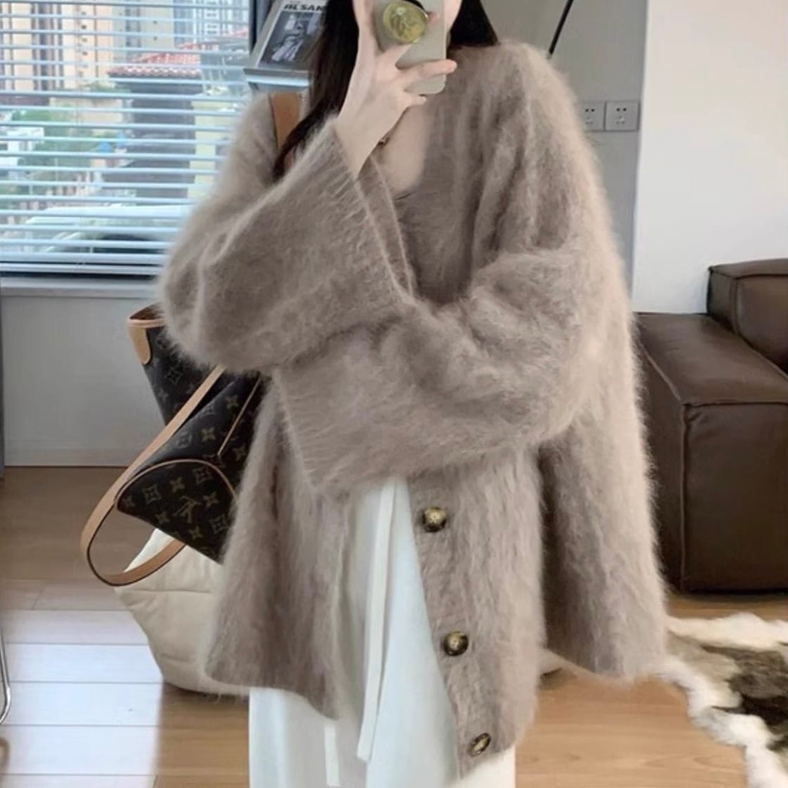 レディース トップス ニット カーディガン 上着 デート ニットソー ミディアム丈 袖あり 長袖 ボリューム袖 萌袖 Vネック 襟なし ワイド 前開き ファー 厚手 かわいい 大人可愛い きれいめ