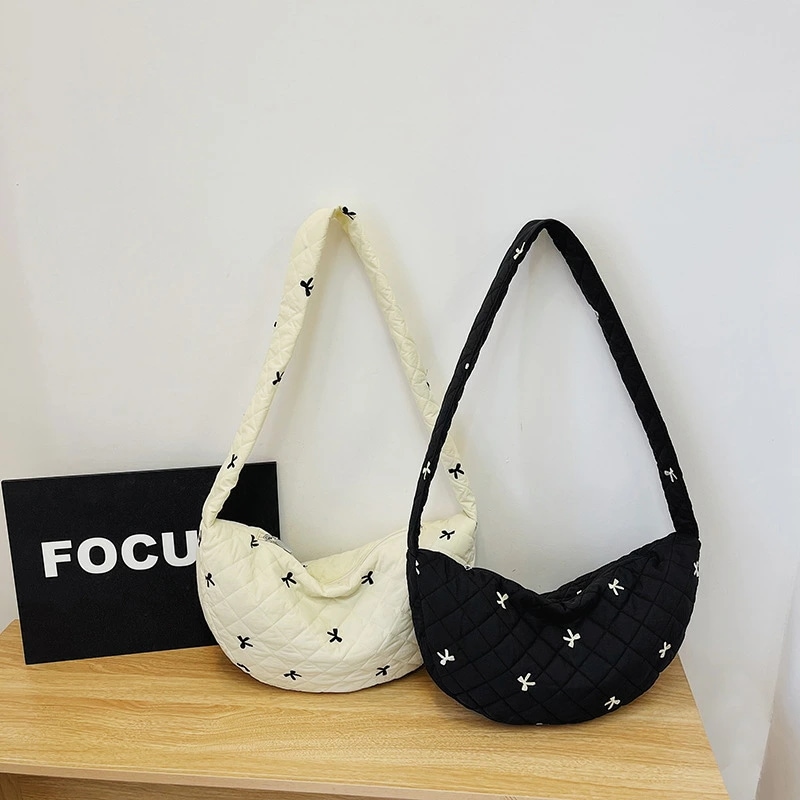 リボンショルダーバッグ　韓国ファッション　デザイン　かわいい　キルティング (T)