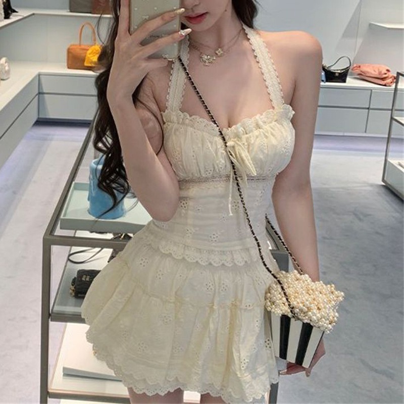 レースのホルタートップフィットしたウエストレースのトリムが施されたケーキスカートが特徴のフレンチスタイルのエレガントな女性用ツーピースセット