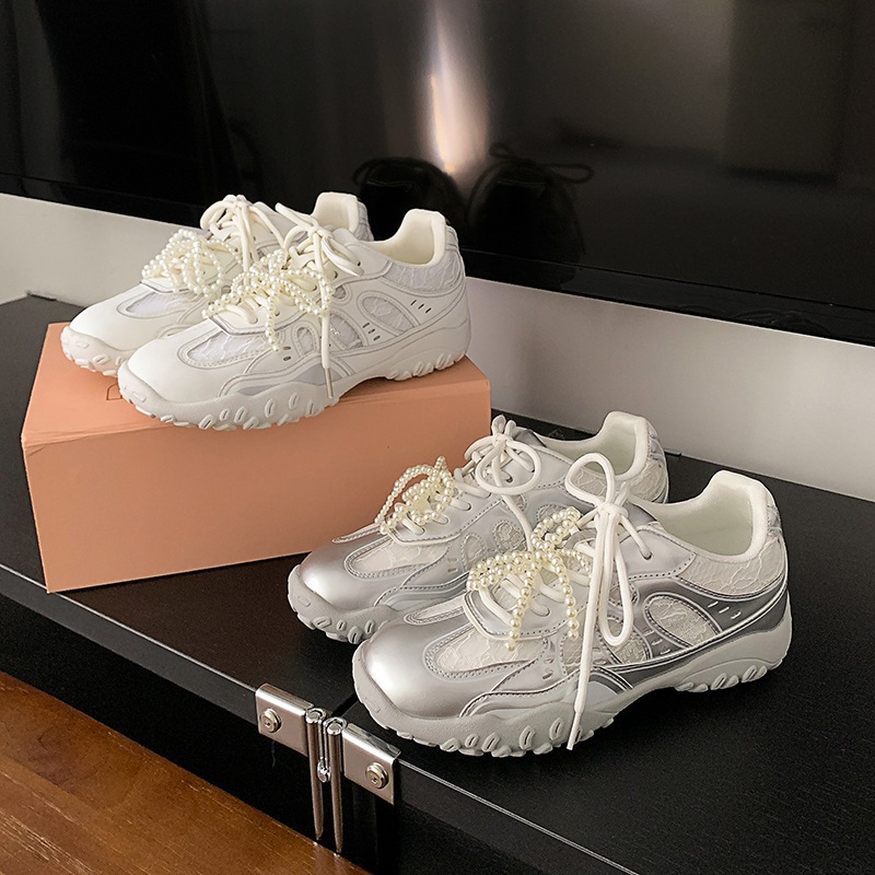 グレープマムの新作春ヒールアップレースアップカジュアルパールオールマッチフォレストガンダートレーニングスニーカーレディース