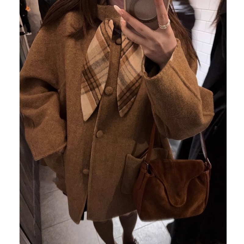 両サイドにラビットネックのフード付きマントの両サイドにコートを着ている女性の甘い毛のコートはゆったりしている