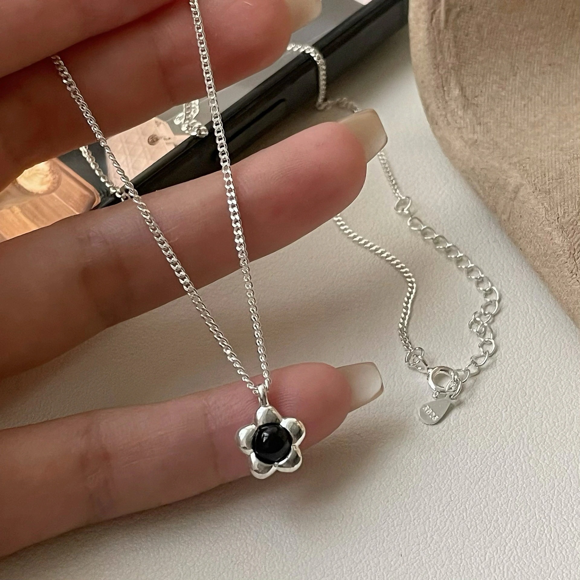 S925 スターリング シルバーのブラック アゲート フラワー ネックレス女性用レトロ ファッションニッチなデザイン鎖骨チェーン甘くてクールシンプル