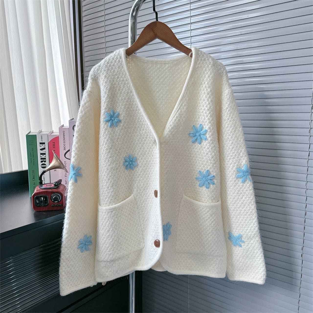 2024秋冬Vネック刺繍ニットカーデ30%までに制限