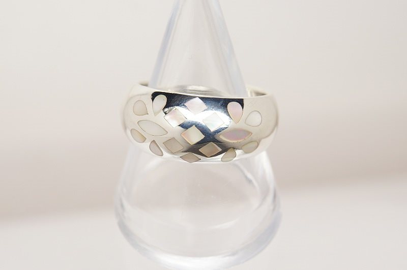 ミルキーホワイトシェルの甲丸ジュエリーリング