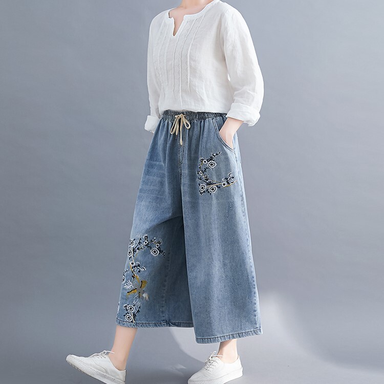 ボトムス パンツ ワイドパンツ アンクル丈 ワイド 刺繍 ポケット ウエストゴム ブルーデニム 大人可愛い カジュアル おしゃれ レトロ 大人女子 こなれ感 ラフ ルーズ 主役級 抜け感 花柄 春 夏