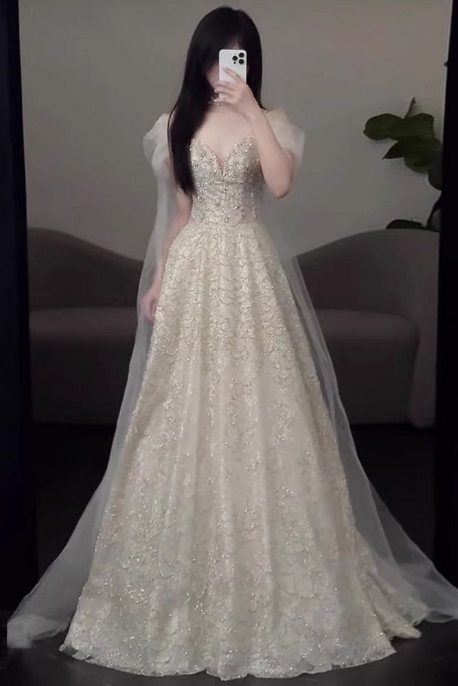 タキシードの女子学生の日成礼は卒業して長いスカートの超仙の軽いウェディングベールの旅を試験して婚約します