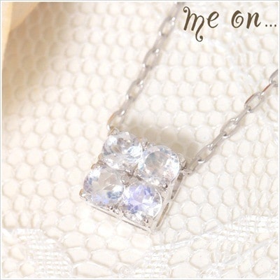 me on... お月様からの４つの贈り物ブルームーンK10ホワイトゴールド 10金 スクエアーモチーフネックレス お届けまで２３週間程度小さいのに華やかに胸元を演出してくれます