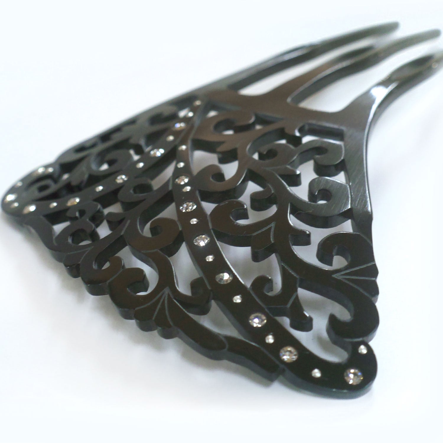 花しおり 高級 かんざし 大きいサイズ バチ型 モダン レトロ 送料無料 婚礼 結婚式 卒業式 和装 着物 着物 浴衣 ヘアアクセサリー 唐草彫り 黒 ラインストーン【9529-2】 送料無料 日本製 5,793円