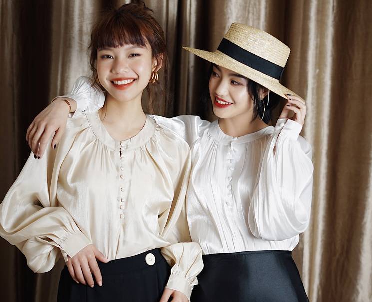 レディース ブラウス 人気 通販 サテン 長袖 ボリューム袖 クルーネック プルオーバー トップス シャツ カットソー 春 秋 大人 可愛い きれいめ シンプル 上品 おしゃれ ルーズ ゆる ゆっ