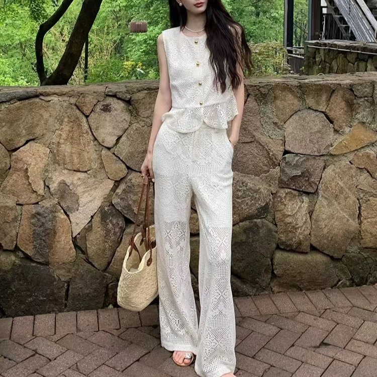 中空レースベストとパンツの2点セット