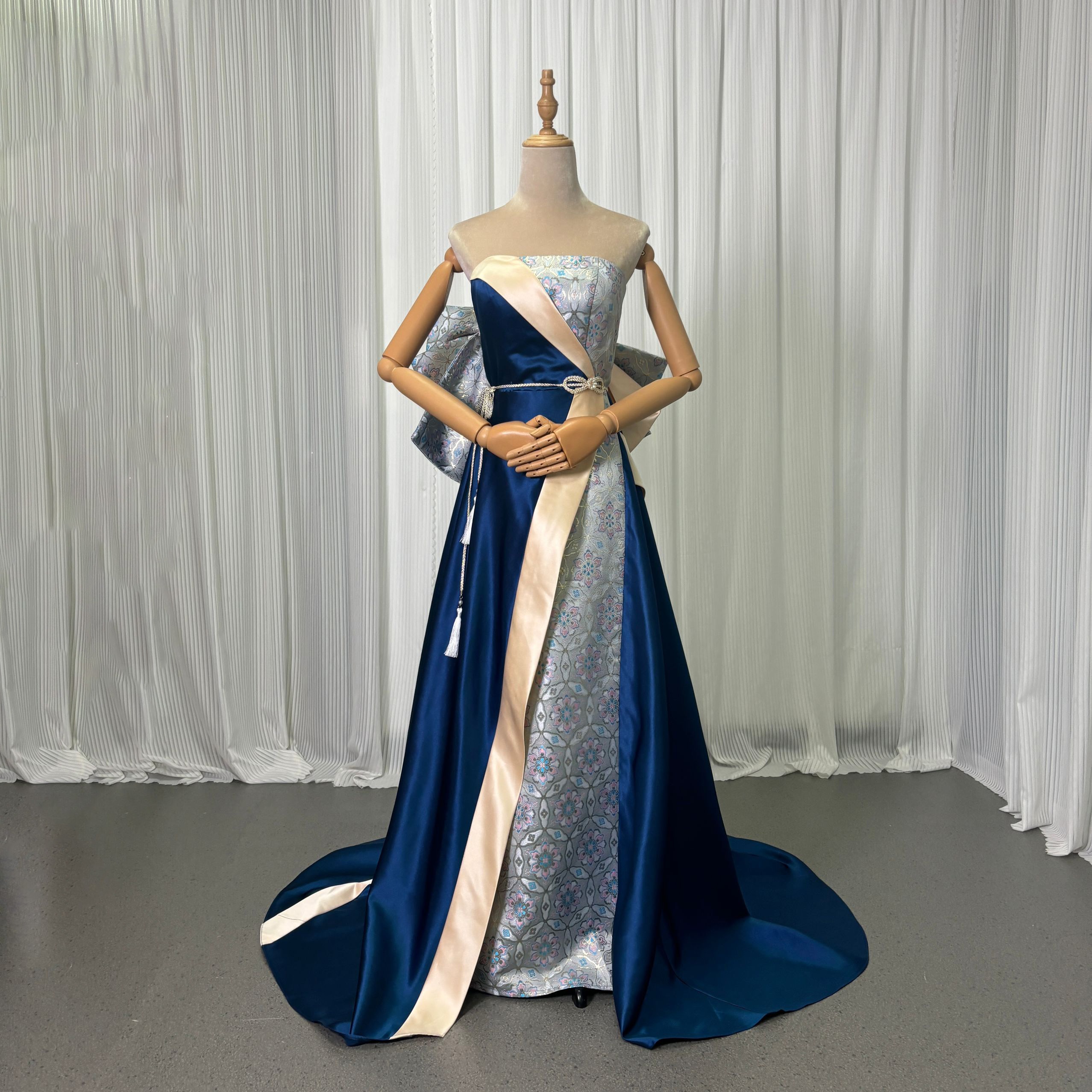 カラードレス 光沢サテン ブルー ジャガード生地 ふっくら柔らかなバックリボン フロントスリット ビスチェドレス 花嫁