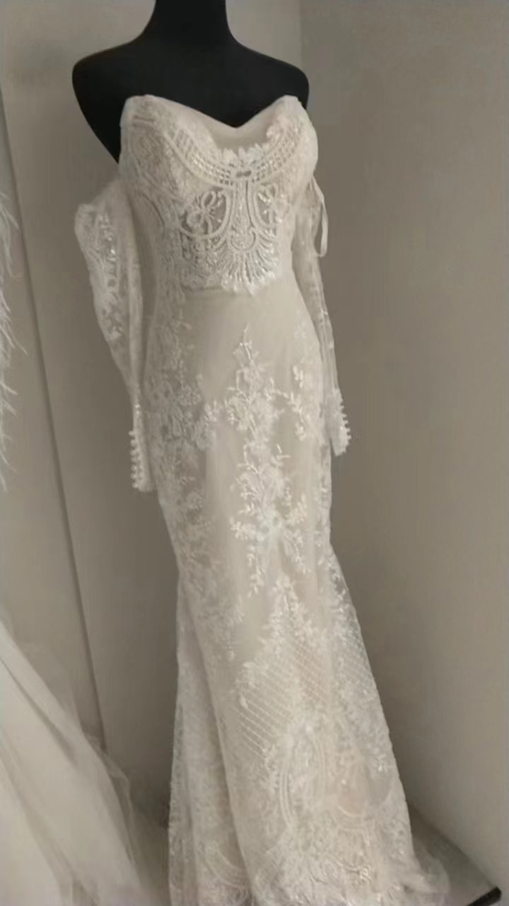 ウェディングドレス ベアトップ 長袖 スレンダーライン キラキラ光る刺繍 結婚式/二次会