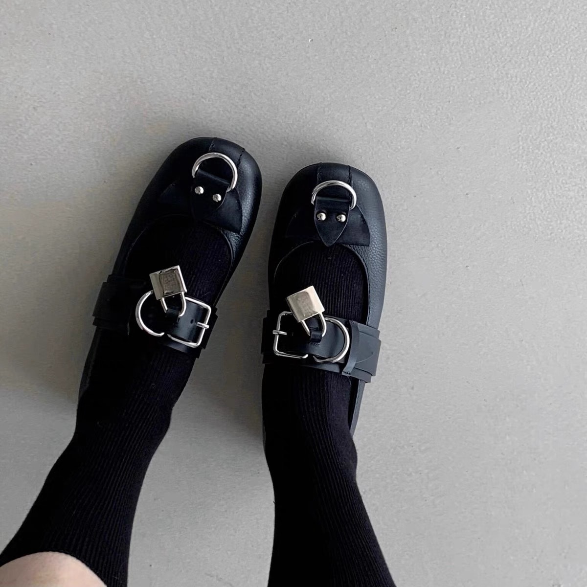 パンサーフランスの丸いつま先汎用フラットシューズメタルロックファッションメアリージェーンレディースシューズサマー