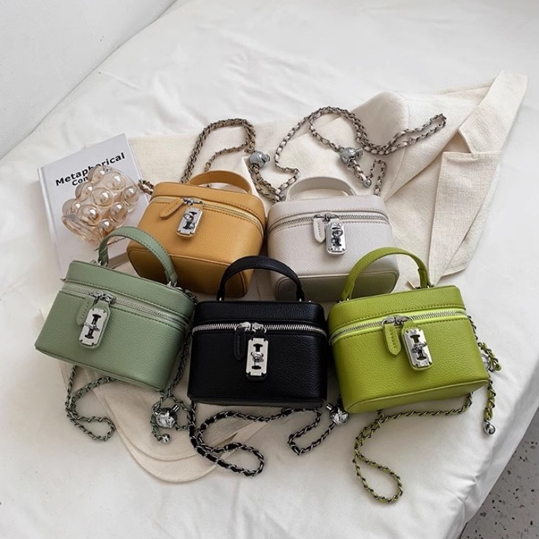 バッグ 鞄 手提げ 肩掛け チェーン 多用途 手持ち ジッパー 小さめ 鍵 小ぶり マチ付き ポーチ型 丸型 たっぷり ツヤあり 甘辛MIX ラブリー 普段使い パーティ かわいい かっこいい