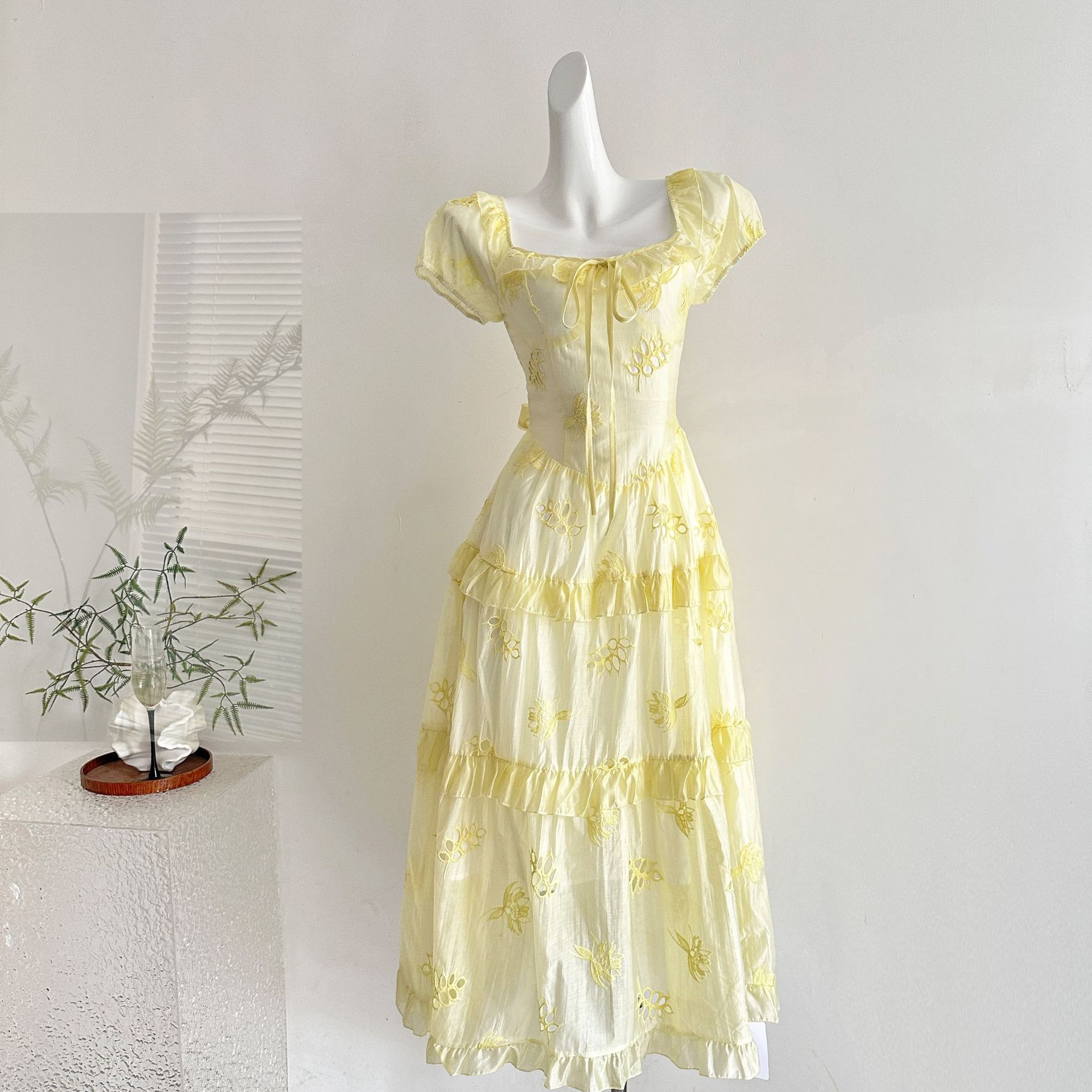 【急速出荷】初夢茶休優しい風フレンチホワイト初恋フライングスリーブ透かし刺繍プリンセスワンピース