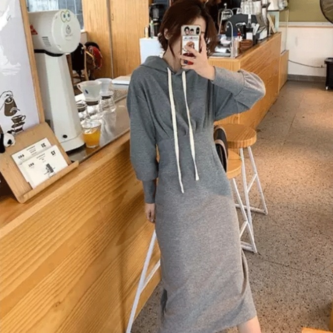 ワンピース スウェット 膝丈 ひざ丈 膝下 長袖 ドロップショルダー 萌袖 タイト ストレート 切り替えデザイン ギャザー スリット バックスリット フード付き ハイウエスト かわいい 大人可愛い
