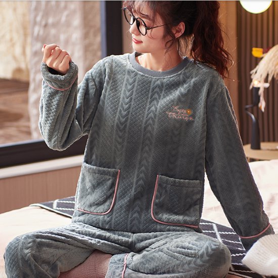 ルームウェア レディース パジャマ ラウンドネック プルオーバー 長袖長ズボン 刺繍 ワンポイント ポケット リラックス シンプル カジュアル おしゃれ おうち服 ホームウェア 寝巻き 部屋着