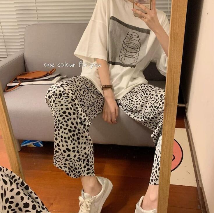 涼しく楽ちんセットアップ2点セットのゆったりとしたプリントの半袖Tシャツの女性ヒョウ柄のファッショ